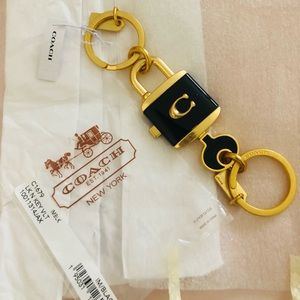Original BNWT COACH Metal and enamel split key rings 
1 1/4" (L) x 3" (H)